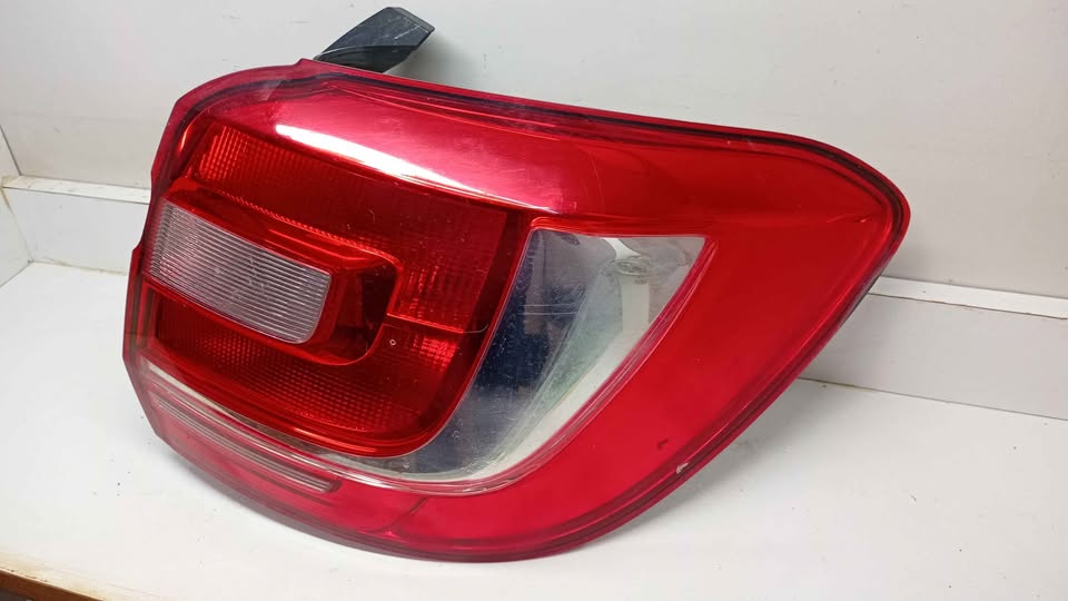 Faro Trasero Original Usado con Detalle Renault Sandero Lado Derecho con Circuito impreso